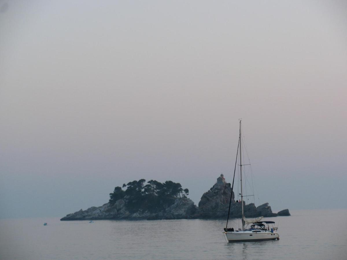 Apartments Pod Lozom With Seaview Petrovac na moru Zimmer foto