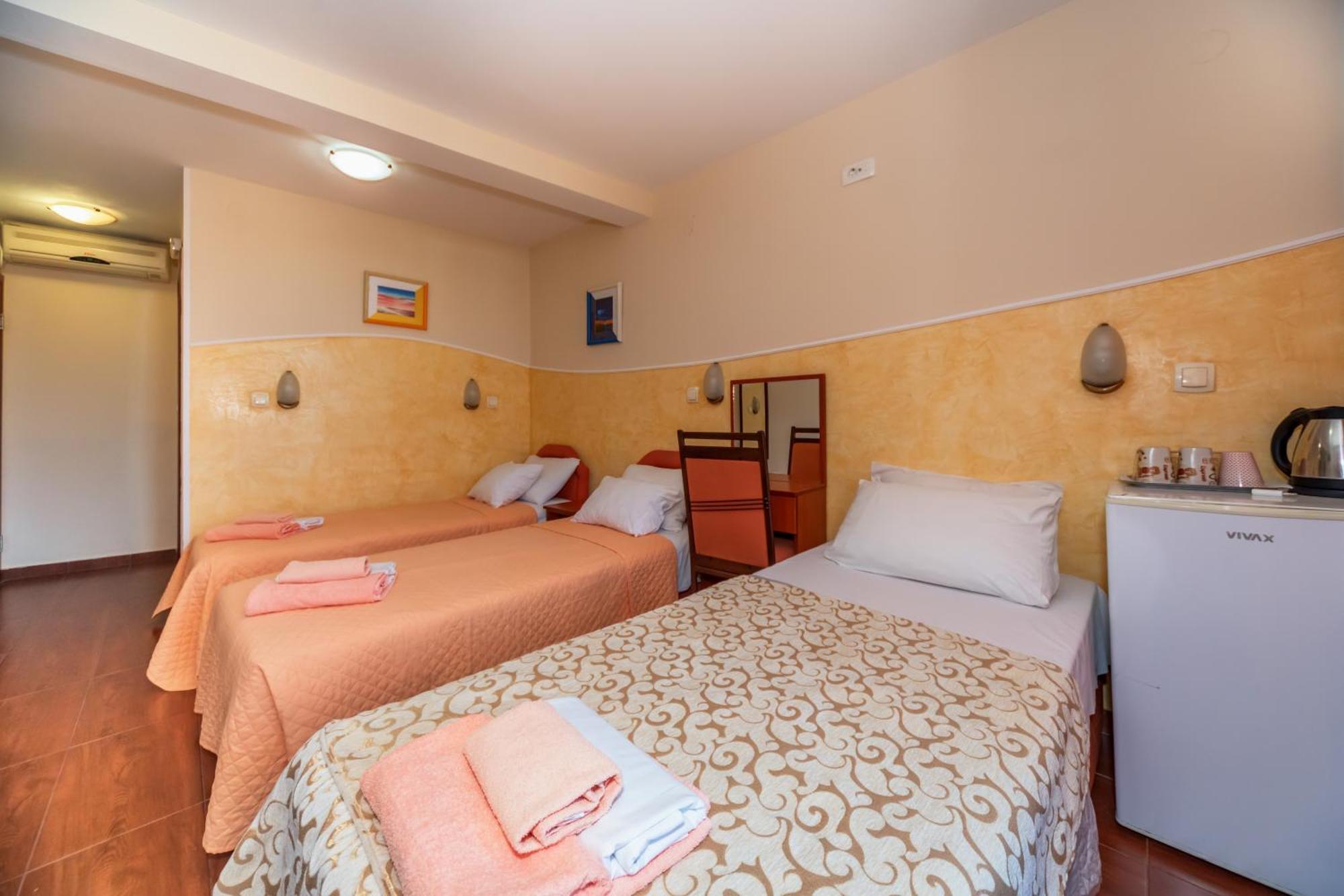 Apartments Pod Lozom With Seaview Petrovac na moru Zimmer foto