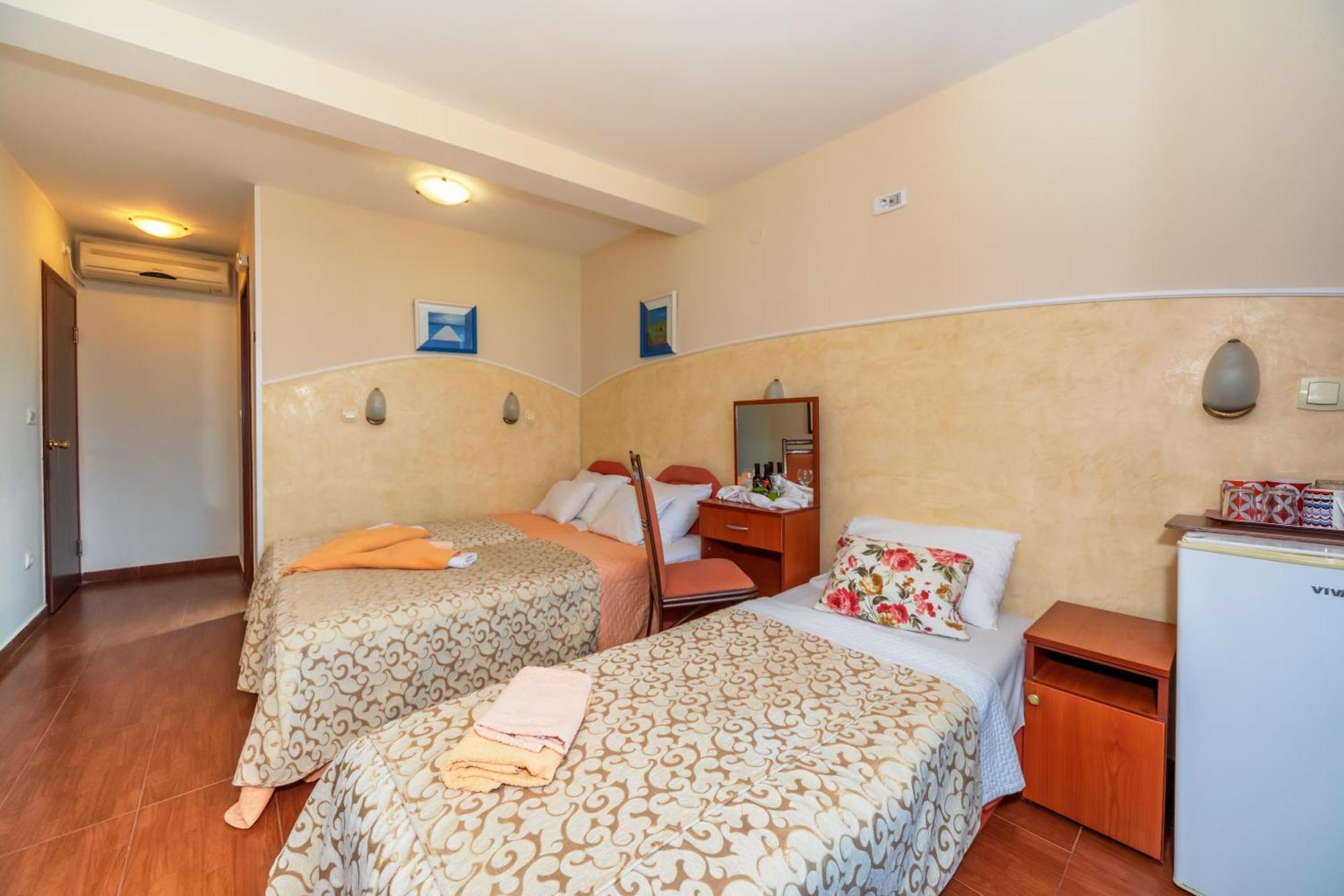 Apartments Pod Lozom With Seaview Petrovac na moru Zimmer foto