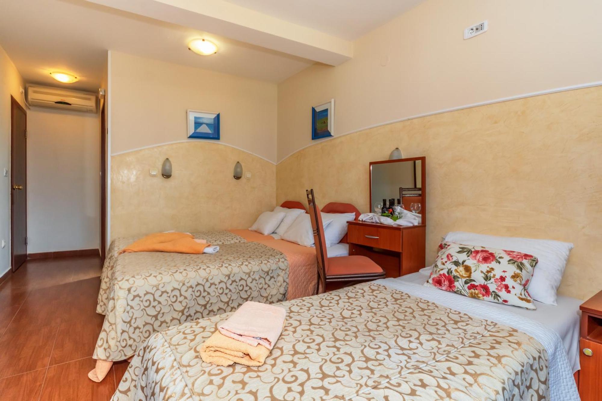 Apartments Pod Lozom With Seaview Petrovac na moru Zimmer foto